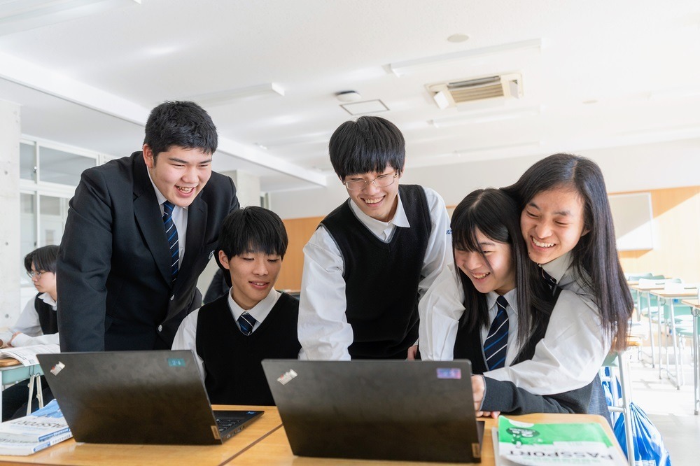 生徒が登下校している様子