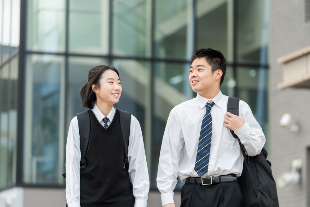 生徒が談笑している様子